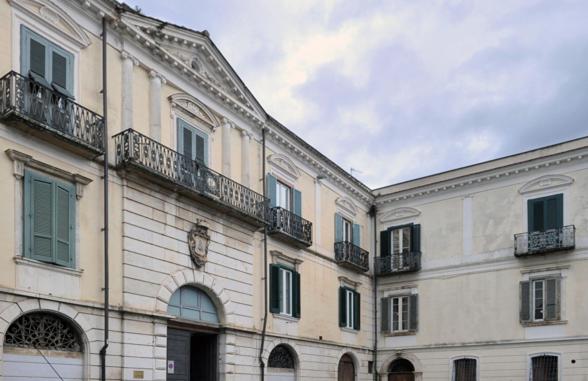 - un grand bâtiment avec des balcons sur le côté dans l'établissement Il Palazzotto, à Isernia