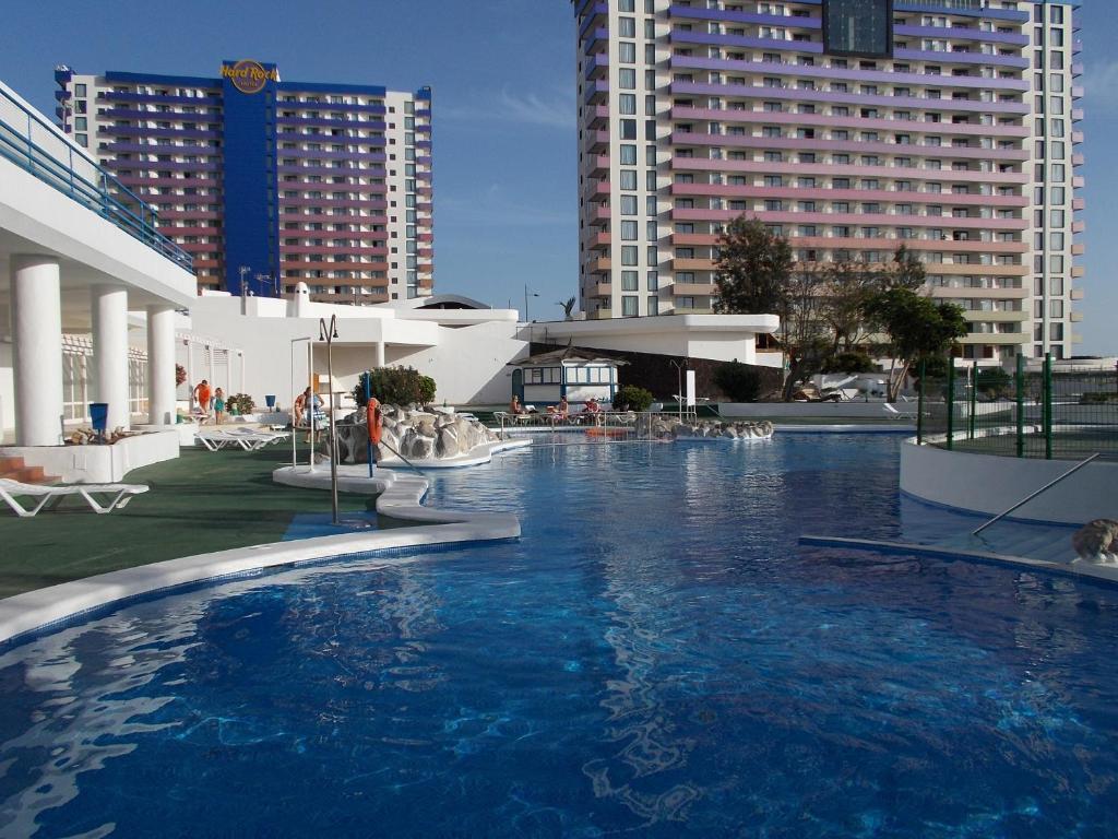 ein großer Pool in einem Hotel mit hohen Gebäuden in der Unterkunft Ocean View Studio in Adeje