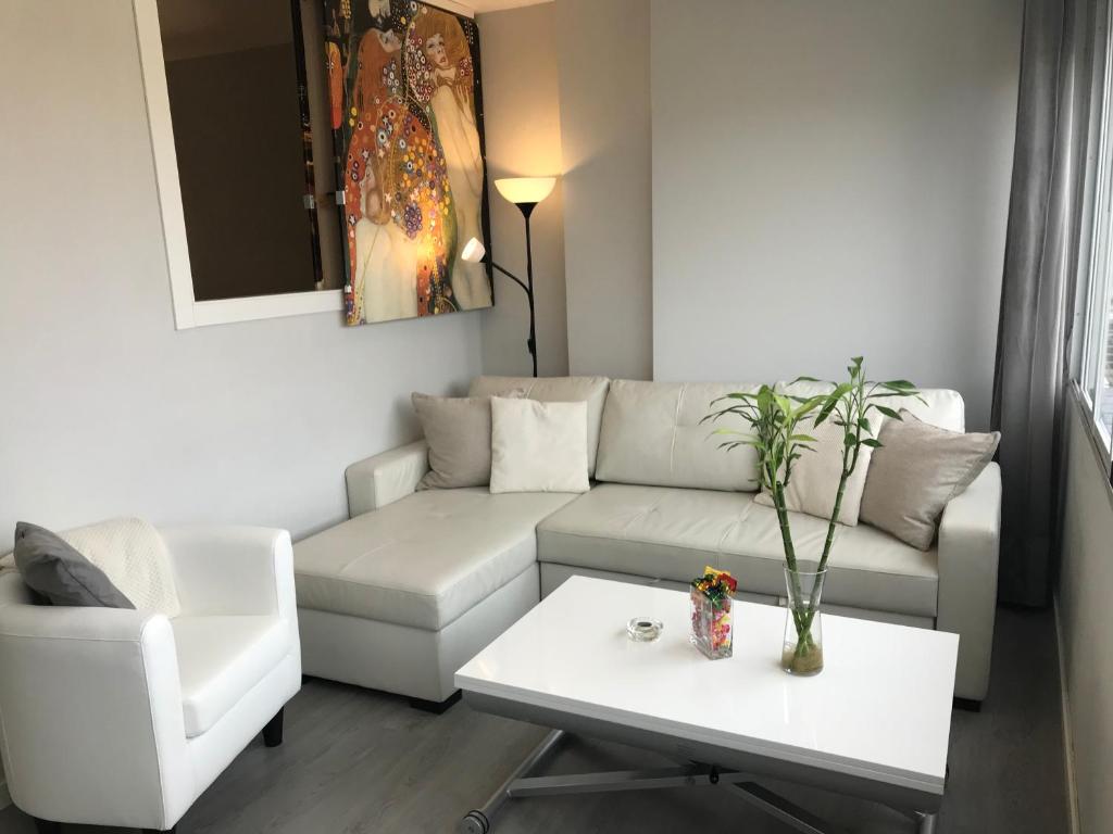 トレモリノスにあるIsabel Manoja Apartmentのリビングルーム(ソファ、テーブル付)