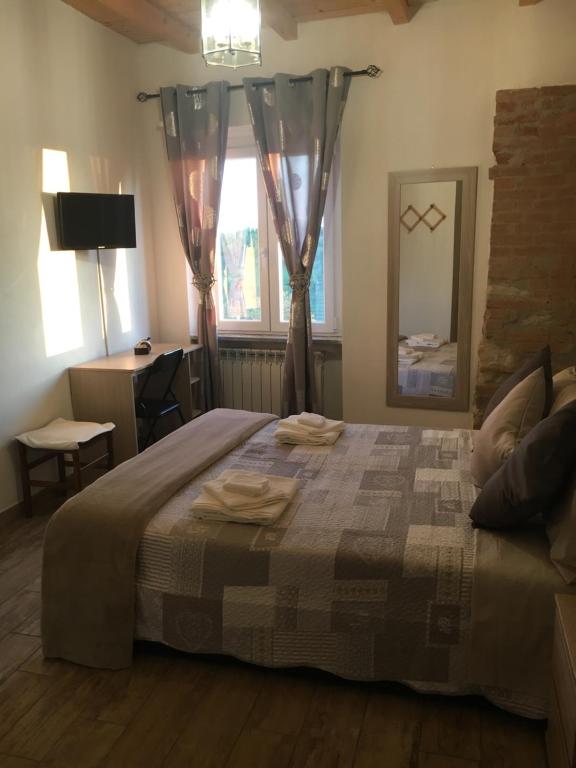 ガーヴィにあるCascina Angelaのベッドルーム1室(ベッド1台、タオル2枚付)