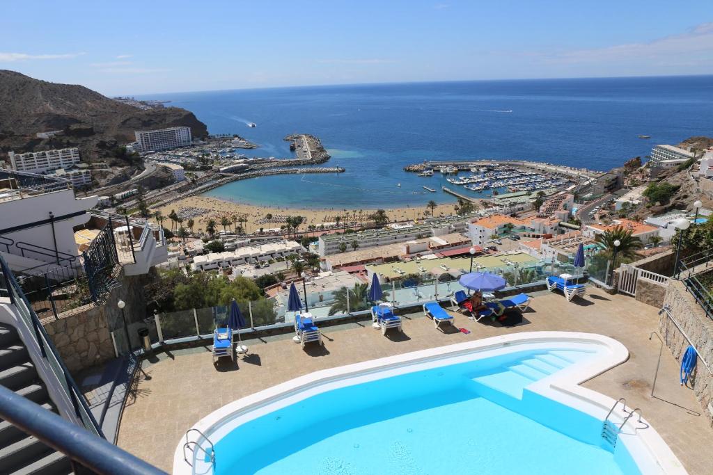ein Swimmingpool mit Blick auf das Meer in der Unterkunft Avenida de la Cornisa 11 in Puerto Rico de Gran Canaria