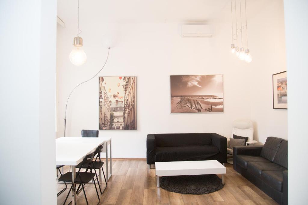Love Croatia Hostel-Mir Guesthouse Zagreb tesisinde bir oturma alanı
