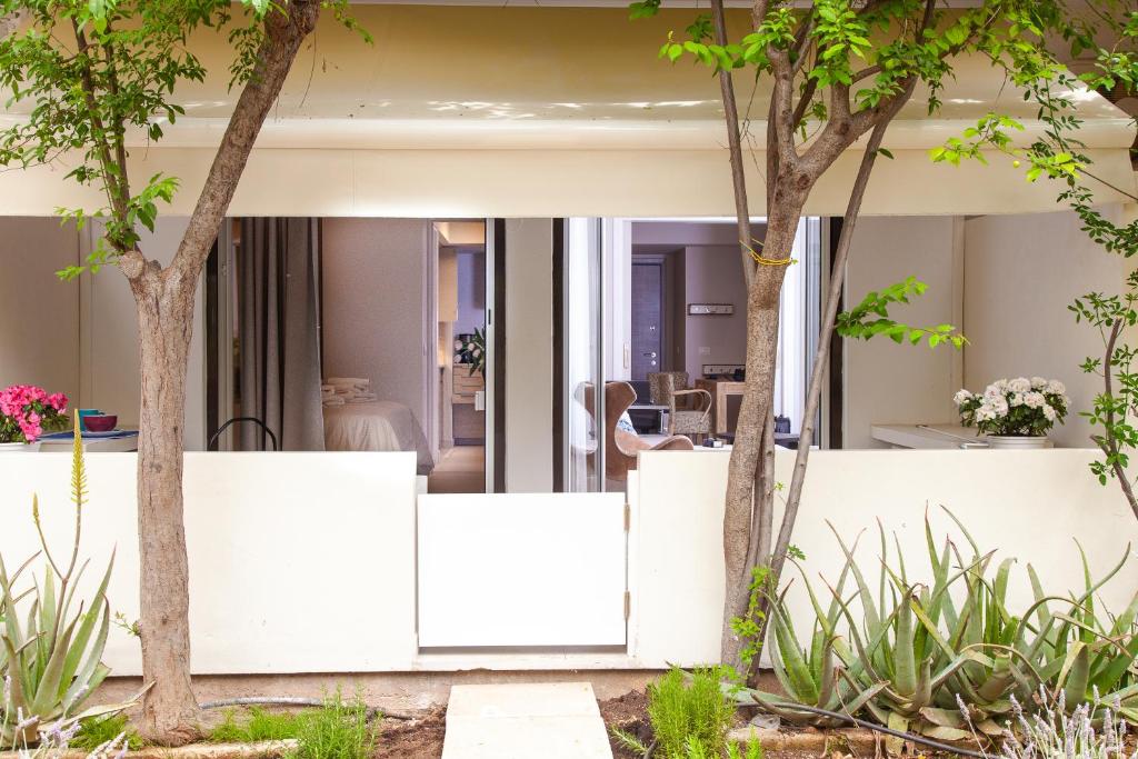 Vonkajšia záhrada v ubytovaní Sweet Suite Flora in Vouliagmeni