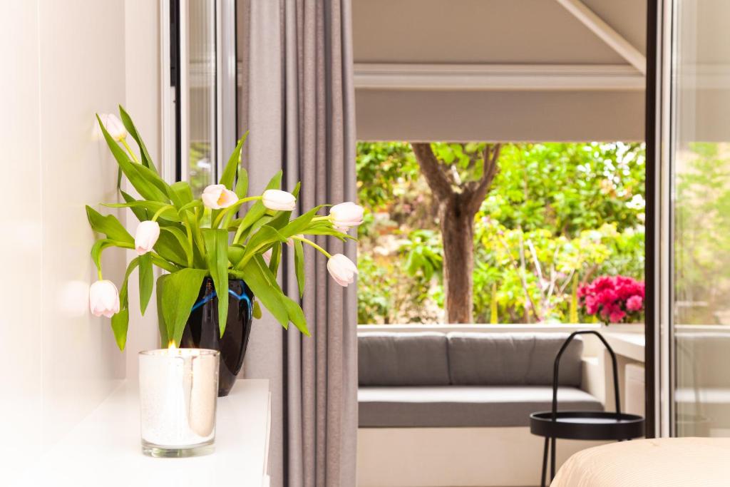 Vonkajšia záhrada v ubytovaní Sweet Suite Flora in Vouliagmeni