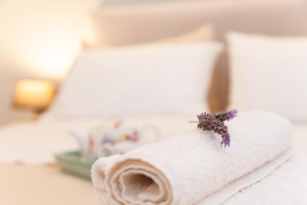 Posteľ alebo postele v izbe v ubytovaní Sweet Suite Flora in Vouliagmeni