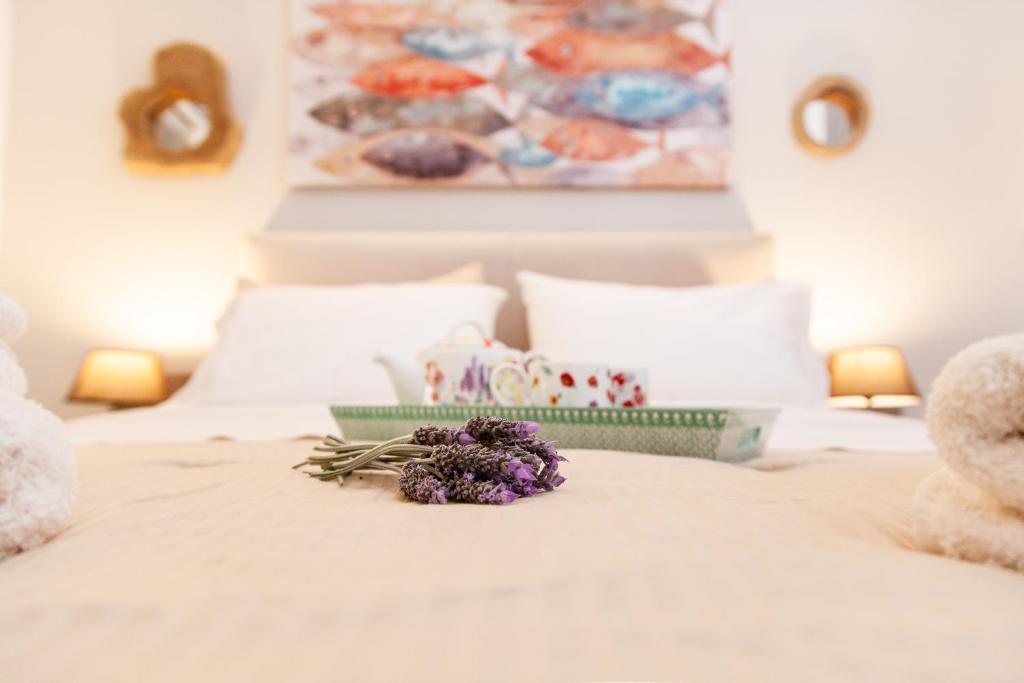 Posteľ alebo postele v izbe v ubytovaní Sweet Suite Flora in Vouliagmeni
