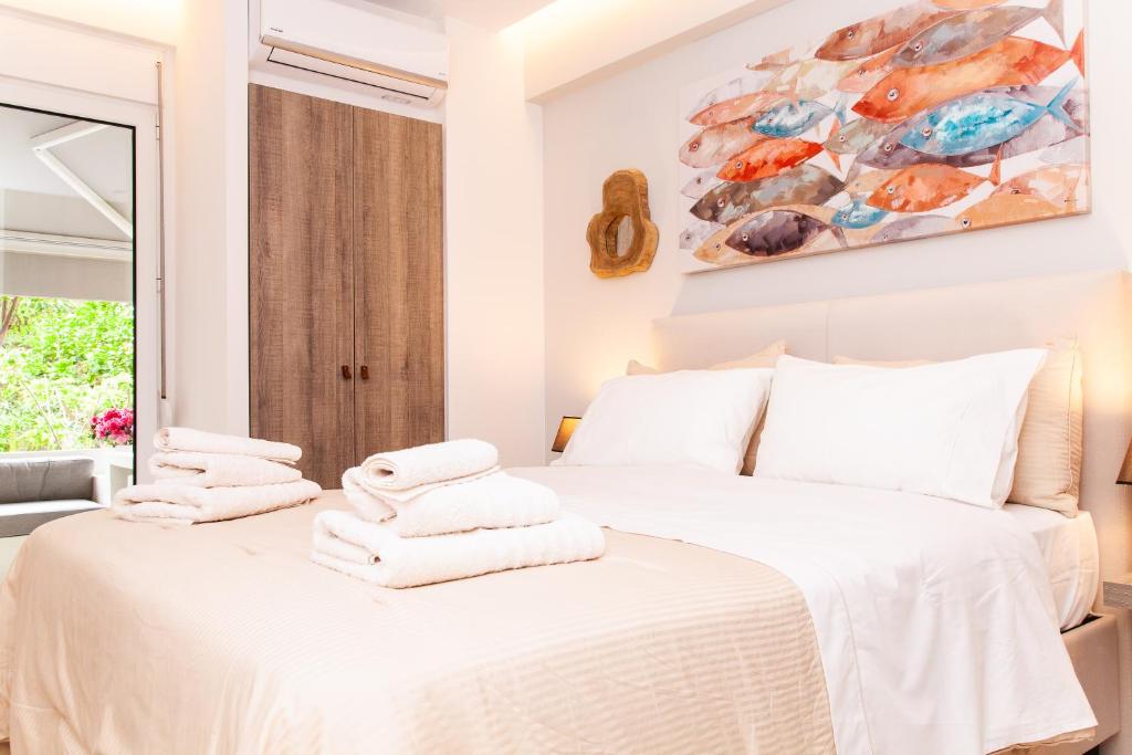 Posteľ alebo postele v izbe v ubytovaní Sweet Suite Flora in Vouliagmeni