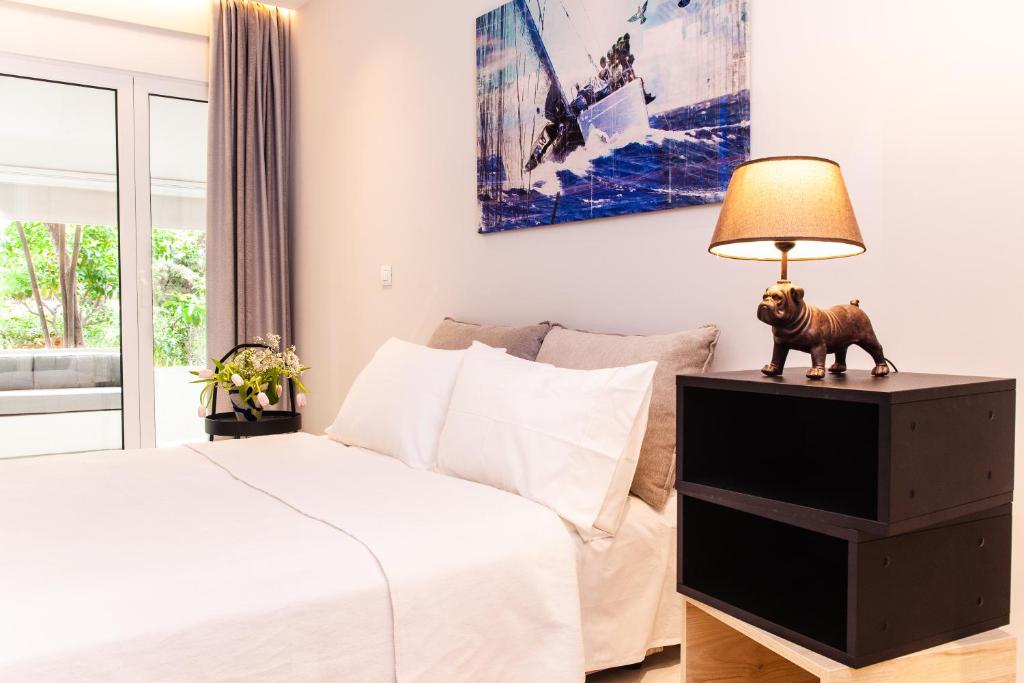 Posteľ alebo postele v izbe v ubytovaní Sweet Suite Flora in Vouliagmeni