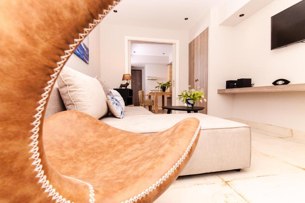 Televízia a/alebo spoločenská miestnosť v ubytovaní Sweet Suite Flora in Vouliagmeni