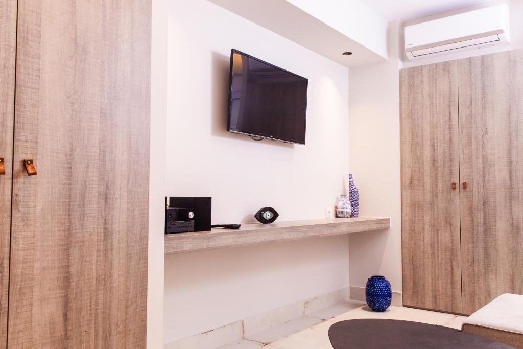 Televízia a/alebo spoločenská miestnosť v ubytovaní Sweet Suite Flora in Vouliagmeni