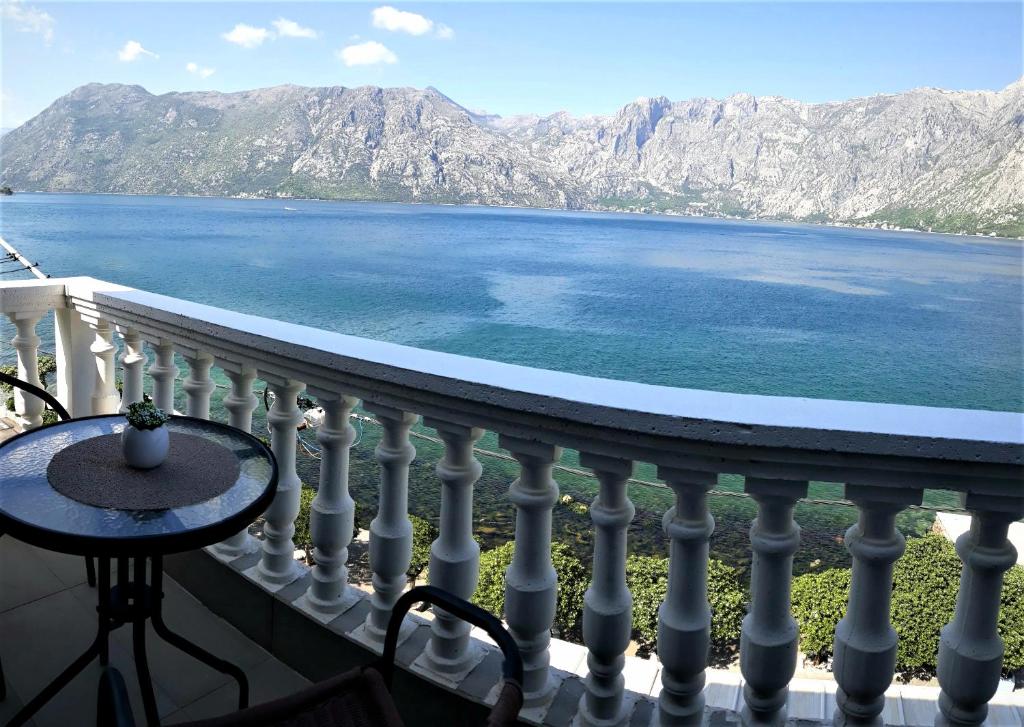 balcón con vistas al agua y a las montañas en Apartments Popovic, en Kotor