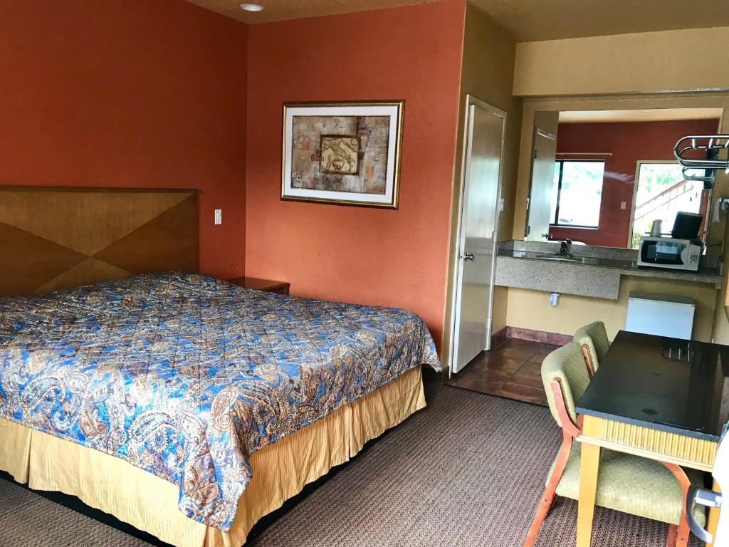 En eller flere senger på et rom på Camino Real Motel