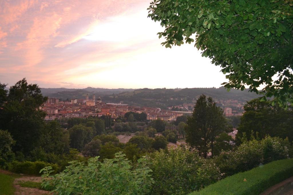 uitzicht op een stad vanaf een heuvel bij zonsondergang bij Il Borgo Delle Grazie in Ovada