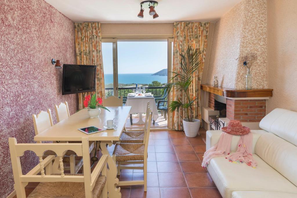 a living room with a couch and a table at Apartament Cap de Vol in Port de la Selva