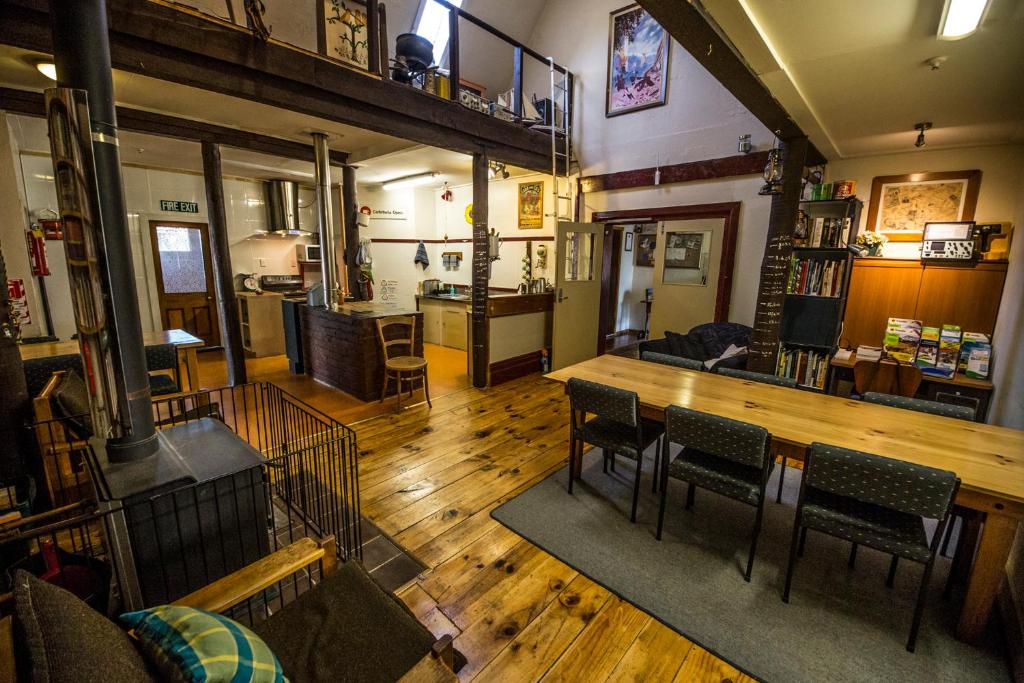 uma sala de estar com uma mesa de madeira e cadeiras em Smylies Accommodation em Springfield