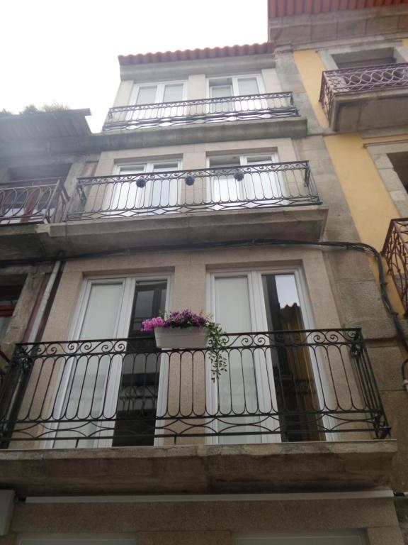ヴィラ・ノヴァ・デ・ガイアにあるOporto Cellar's Apartmentsの花が咲くバルコニー付きの建物