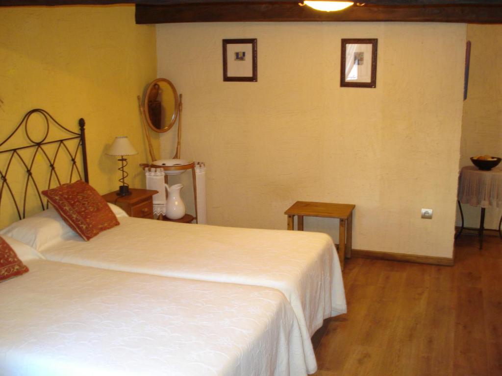 A bed or beds in a room at El Balcón de Mogarraz
