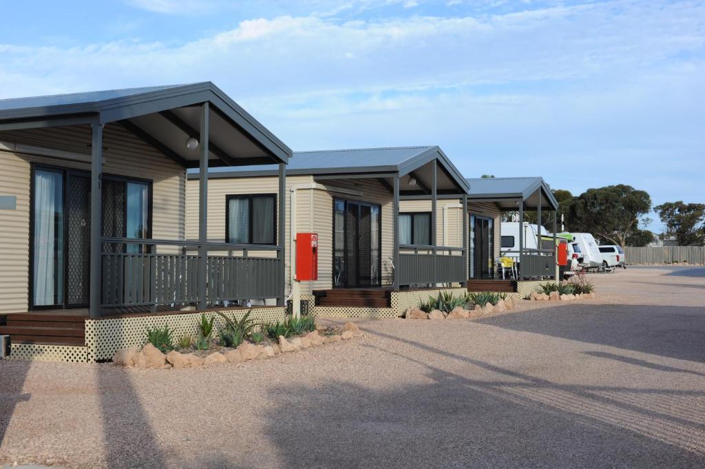 a row of modular homes in a parking lot at BIG4 Ceduna Tourist Park in Ceduna