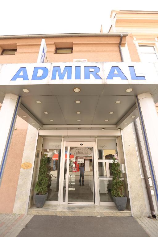 una señal en la parte delantera de un edificio amazónico en Hotel Admiral, en Vinkovci