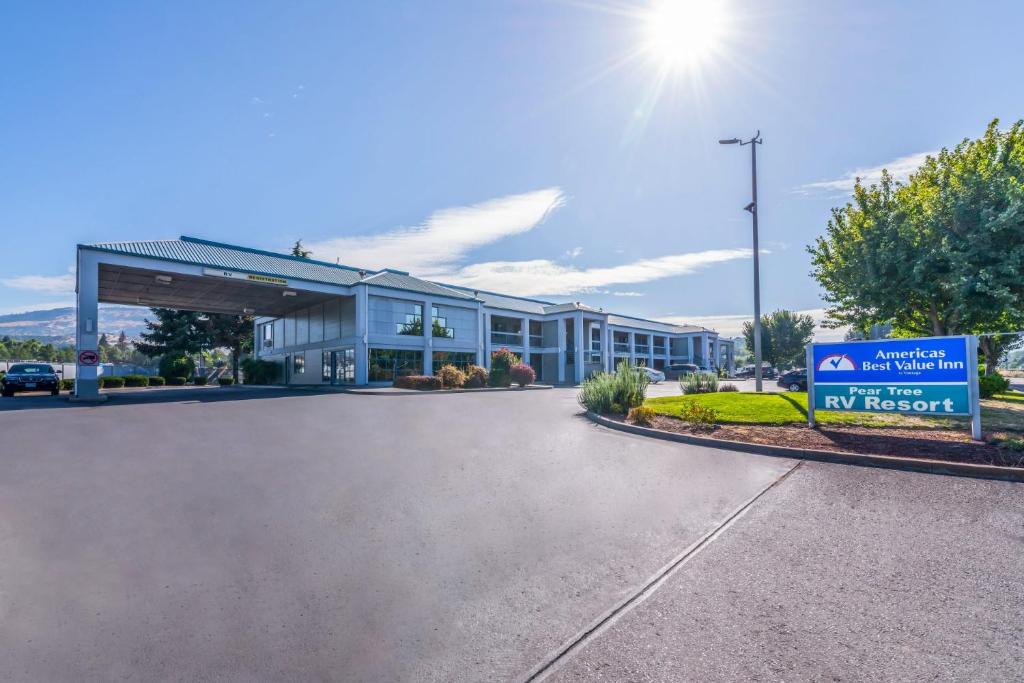 a large building with a sign in front of it at Americas Best Value Inn Phoenix Medford in Phoenix