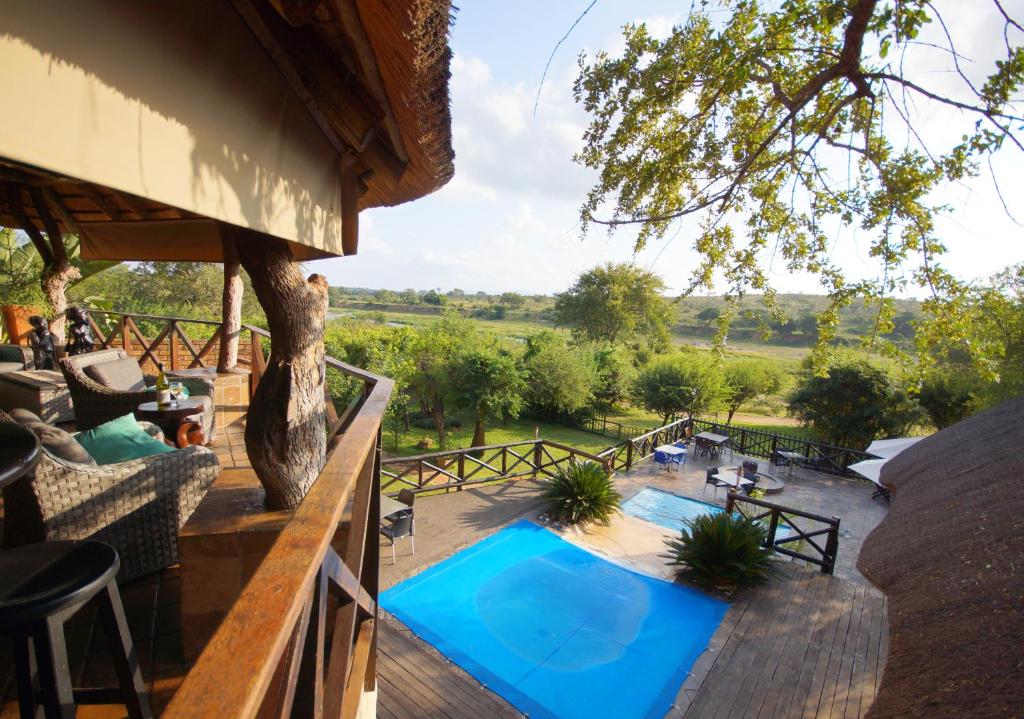 Crocodile Kruger Safari Lodge في مارلوث بارك: اطلالة خارجية على منزل مع مسبح