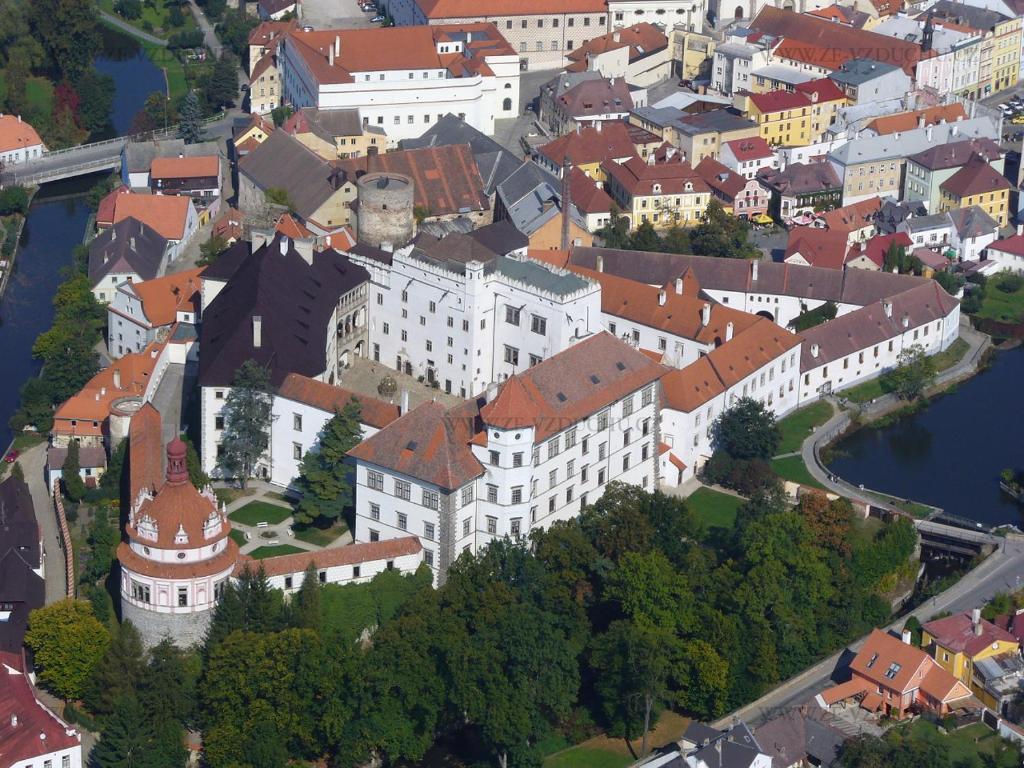 Nespecifikovaný výhled na destinaci Jindřichův Hradec nebo výhled na město při pohledu z apartmánu
