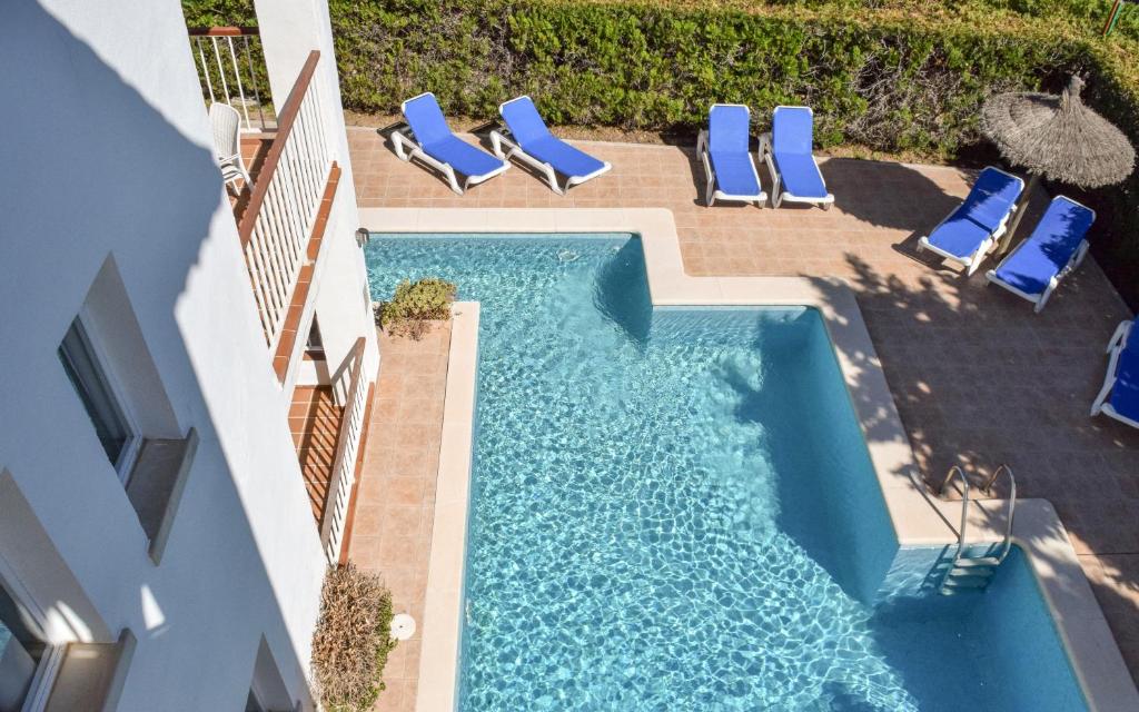 vista sulla piscina con sedie a sdraio blu di Villa Alexia - Complex a Port de Pollença