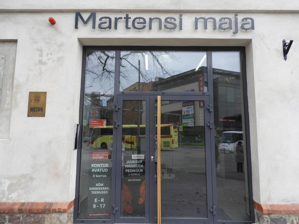 uma entrada para um centro comercial com a porta aberta em Martensi Maja em Pärnu