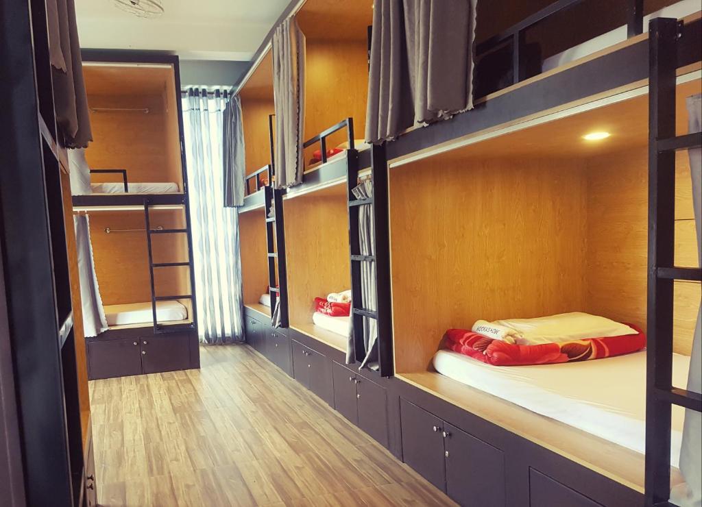 ダラットにあるMooka 's Home (Backpackers)のドミトリールームの二段ベッド数組が備わる客室です。