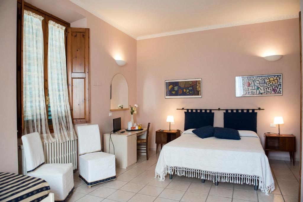 - une chambre avec un lit, un bureau et une chaise dans l'établissement Affittacamere Benedetta, à Florence
