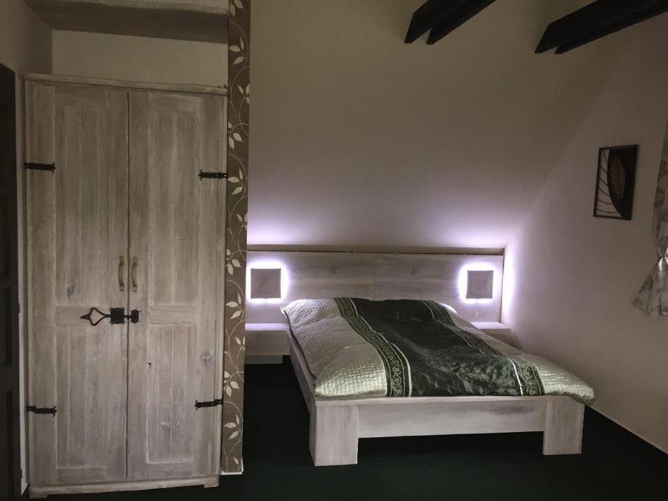 Postel nebo postele na pokoji v ubytování Privat pri Hradbach