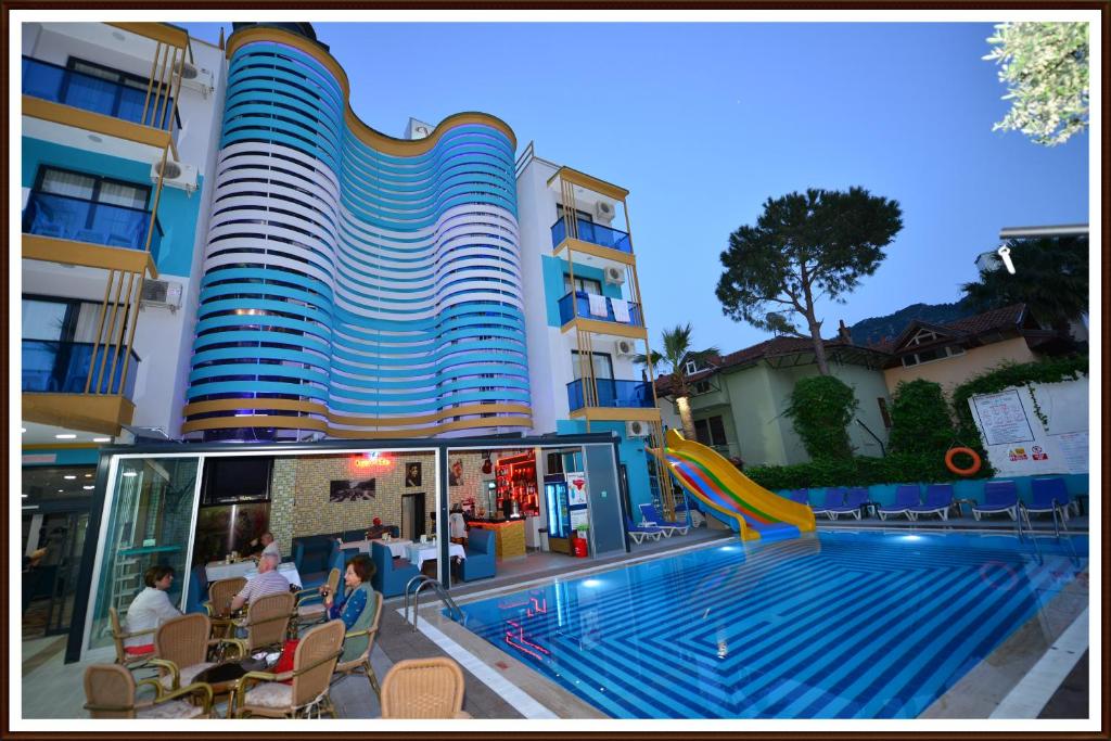 una piscina con un tobogán frente a un edificio en Yade Luxe Hotel, en Marmaris