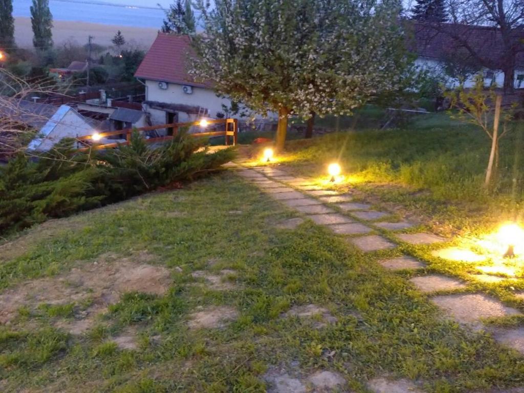 Vonkajšia záhrada v ubytovaní Szigligeti Panoráma Apartmanház