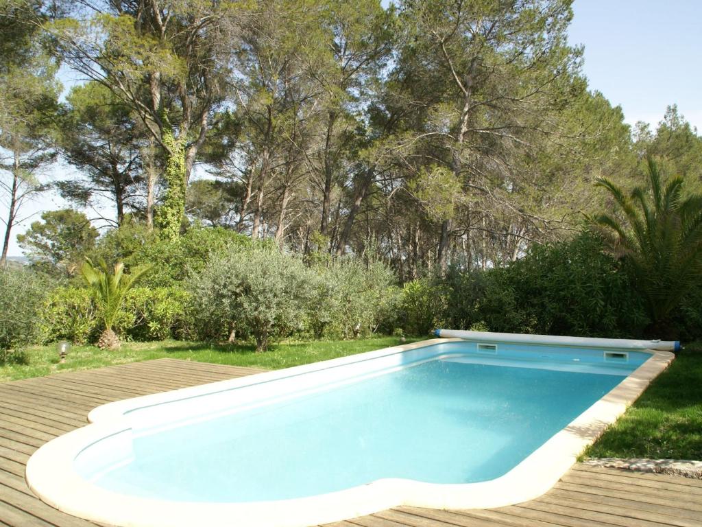 ドラギニャンにあるHoliday home with pool in Draguignanの木の植わる庭のスイミングプール