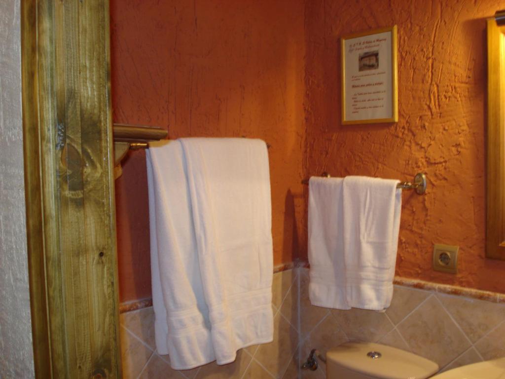 A bathroom at El Balcón de Mogarraz