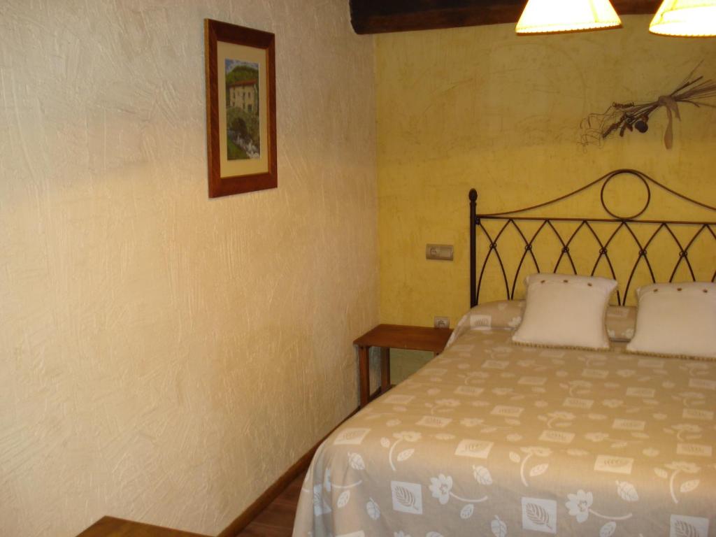 A bed or beds in a room at El Balcón de Mogarraz