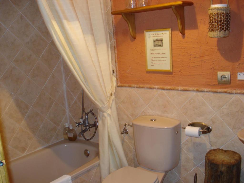 A bathroom at El Balcón de Mogarraz