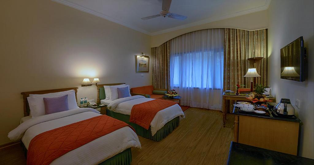 Postel nebo postele na pokoji v ubytování Hotel Clarks Varanasi Limited