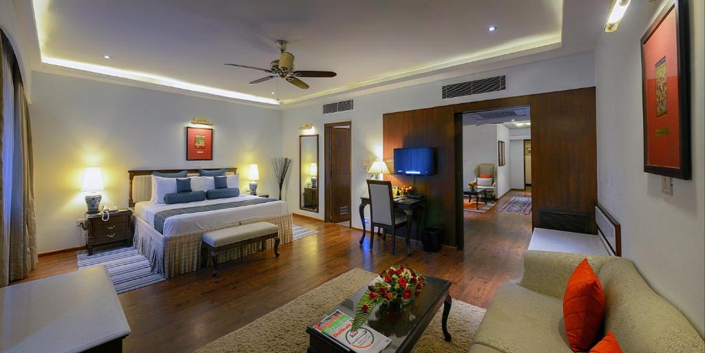 Postel nebo postele na pokoji v ubytování Hotel Clarks Varanasi Limited