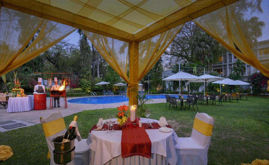 Bazén v ubytování Hotel Clarks Varanasi Limited nebo v jeho okolí