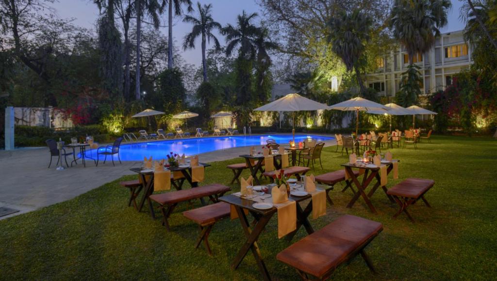 Bazén v ubytování Hotel Clarks Varanasi Limited nebo v jeho okolí