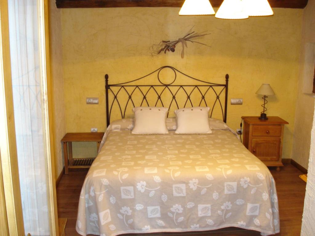 A bed or beds in a room at El Balcón de Mogarraz