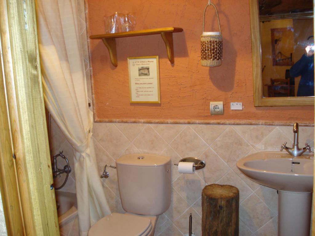 A bathroom at El Balcón de Mogarraz