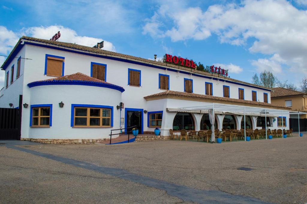 un edificio blanco con un cartel encima en Hotel Restaurante Setos, en Motilla del Palancar