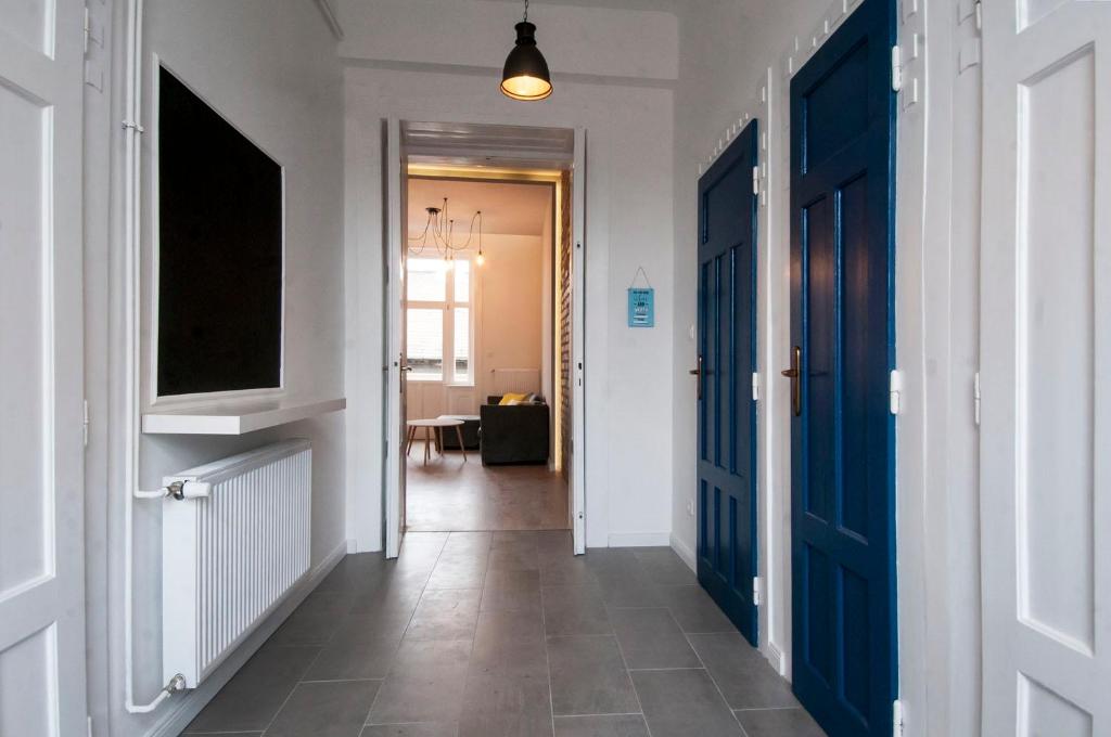 Televízia a/alebo spoločenská miestnosť v ubytovaní Stylish downtown apartment