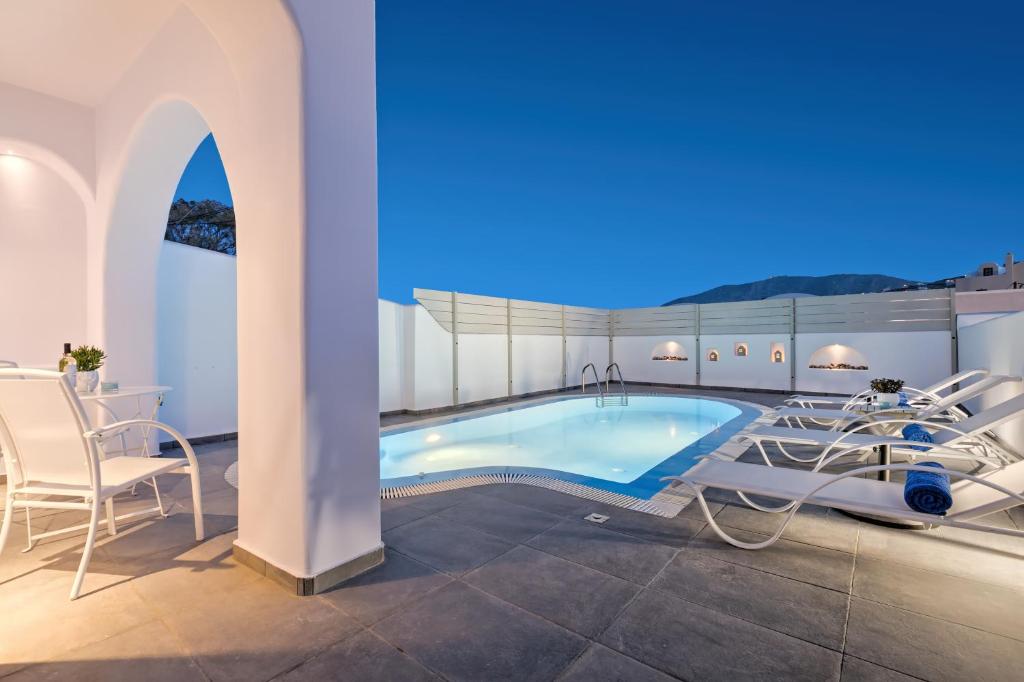 Bazén v ubytování Santorini Blue Senses Villas nebo v jeho okolí