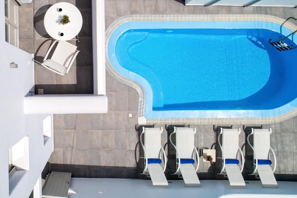 Bazén v ubytování Santorini Blue Senses Villas nebo v jeho okolí