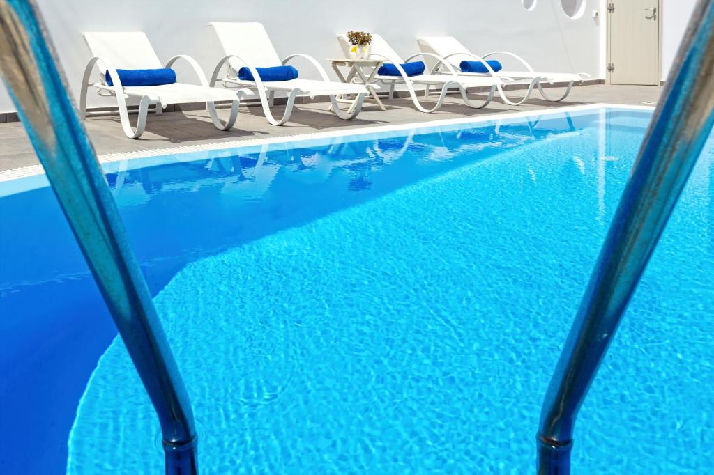 Bazén v ubytování Santorini Blue Senses Villas nebo v jeho okolí