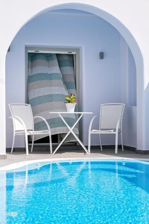 Bazén v ubytování Santorini Blue Senses Villas nebo v jeho okolí