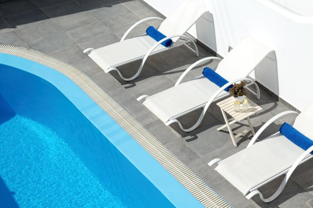 Bazén v ubytování Santorini Blue Senses Villas nebo v jeho okolí